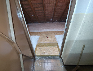 Zateplení stropu bytového domu a zhotovení revizních lávek